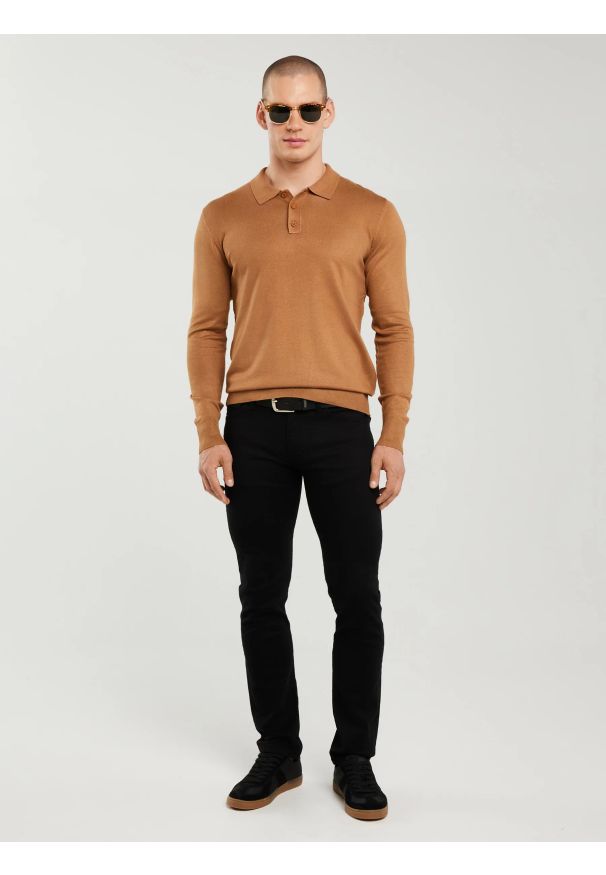 Big-Star - Sweter męski z kołnierzykiem polo brązowy Bradson 802. Okazja: na co dzień. Typ kołnierza: polo. Kolor: brązowy. Materiał: wiskoza. Długość rękawa: długi rękaw. Długość: długie. Styl: sportowy, elegancki, casual