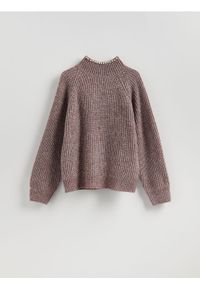 Reserved - Sweter z metalizowaną nicią - jasnofioletowy. Kolor: fioletowy. Materiał: dzianina