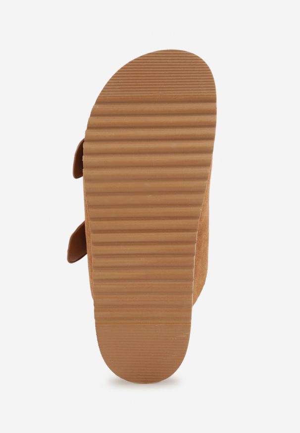 Renee - Ciemnobrązowe Klapki VICES Ozdobione Dużymi Klamrami Jenniviane. Okazja: na co dzień. Kolor: brązowy. Materiał: jeans. Wzór: aplikacja. Sezon: wiosna, lato. Styl: elegancki, casual