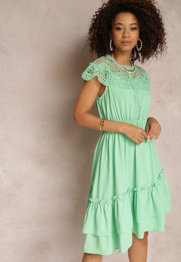 Renee - Zielona Rozkloszowana Sukienka Midi z Gumką w Talii i Koronkowym Dekoltem Panita. Kolor: zielony. Materiał: koronka. Styl: boho. Długość: midi