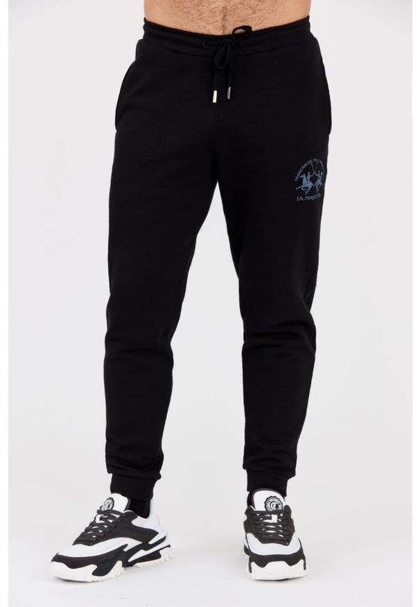 La Martina - LA MARTINA Czarne spodnie dresowe męskie z dużym logo, Rozmiar XL. Kolor: czarny. Materiał: dresówka
