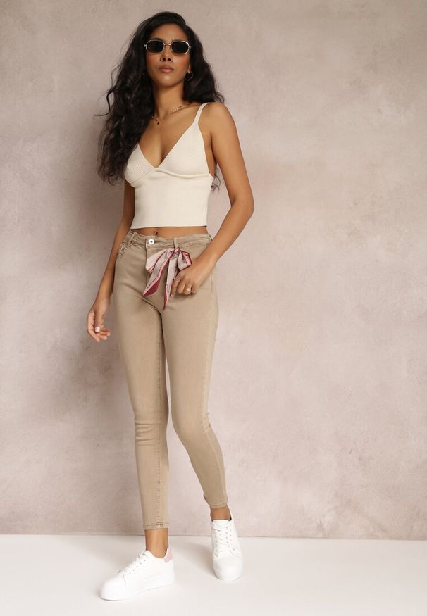 Renee - Beżowe Spodnie Skinny z Wysokim Stanem i Ozdobną Chustką Hyadia. Okazja: na co dzień. Stan: podwyższony. Kolor: beżowy. Styl: casual