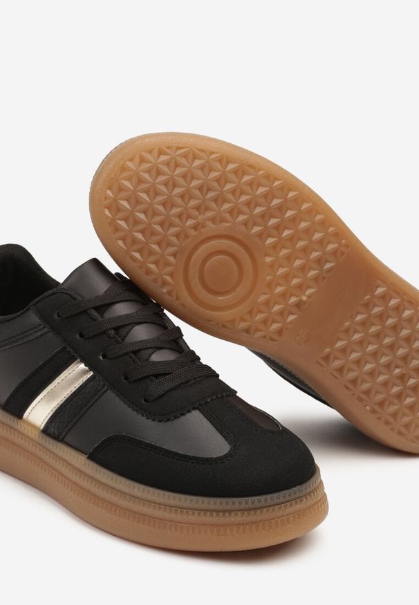 Renee - Czarne Sneakersy w Stylu Tenisówek Ozdobione Metaliczną Aplikacją Tihanor. Okazja: na co dzień. Nosek buta: okrągły. Zapięcie: sznurówki. Kolor: czarny. Materiał: jeans. Wzór: aplikacja