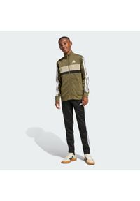 Adidas - Dres Seasonal Essentials Tiberio 3-Stripes Tricot Kids. Okazja: na uczelnię. Kolor: biały, beżowy, wielokolorowy. Materiał: dresówka. Styl: młodzieżowy, sportowy #1