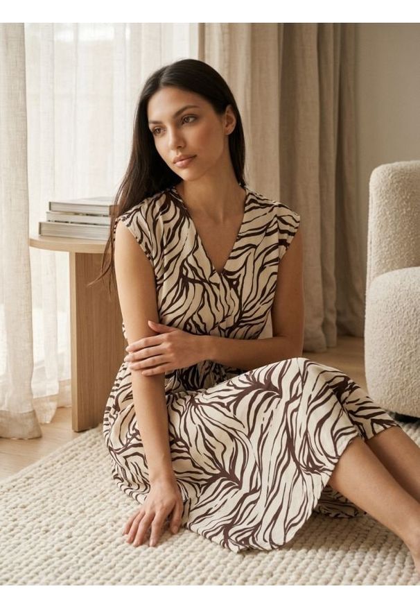 Sinsay - Wiskozowa sukienka midi w abstrakcyjny wzór - brązowy. Kolor: brązowy. Materiał: wiskoza. Długość: midi