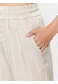 Guess Spodnie materiałowe W3YB16 WFJ92 Beżowy Loose Fit. Kolor: beżowy. Materiał: wiskoza #3