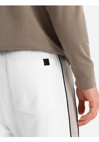 Ombre Clothing - Męskie krótkie spodenki dresowe w szerokie pasy – złamana biel V1 - Rozmiar: L. Okazja: na co dzień. Kolor: biały. Materiał: dresówka. Długość: krótkie. Styl: sportowy, casual #3