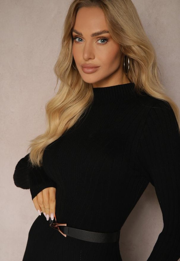 Renee - Czarna Dzianinowa Sukienka z Eleganckim Paskiem i Dodatkiem Wełny Nirillia. Okazja: na co dzień. Kolor: czarny. Materiał: dzianina, wełna. Długość rękawa: długi rękaw. Wzór: aplikacja. Typ sukienki: proste, dopasowane. Styl: elegancki