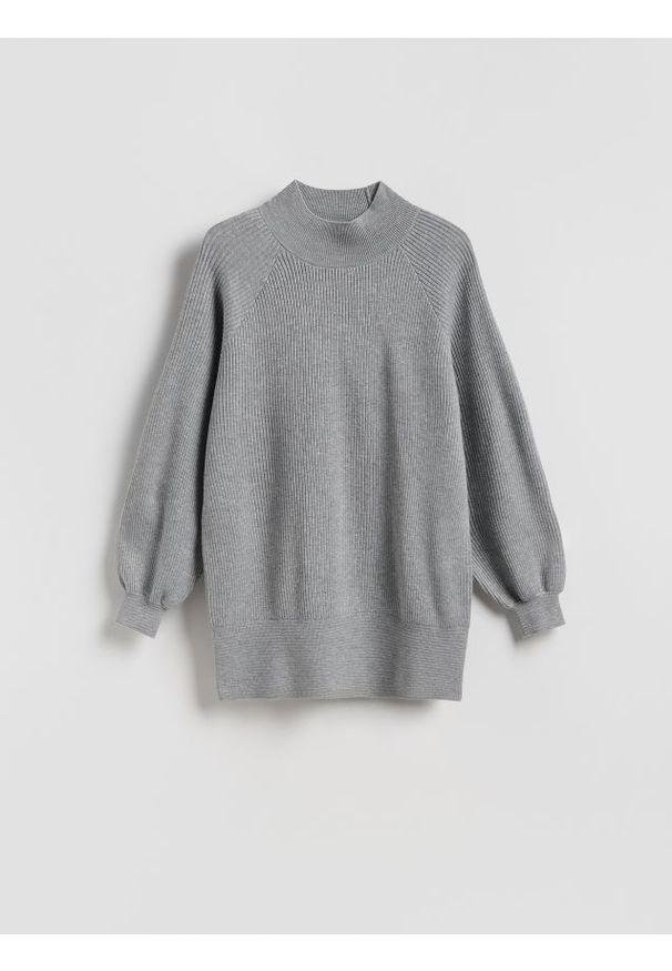 Reserved - Długi sweter z półgolfem - jasnoszary. Kolor: szary. Materiał: dzianina, prążkowany. Długość: długie