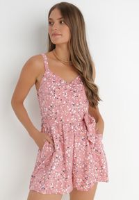 Born2be - Różowy Kombinezon Bimky. Okazja: na co dzień, na randkę. Kolor: różowy. Materiał: materiał. Długość rękawa: na ramiączkach. Długość: krótkie. Wzór: aplikacja, kolorowy, kwiaty. Styl: casual #1