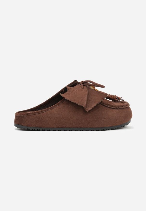 Renee - Brązowe Klapki Boat Shoes z Imitacji Zamszu z Kokardą i Koralikami Lodlia. Okazja: na co dzień. Kolor: brązowy. Materiał: zamsz. Wzór: paski. Styl: casual