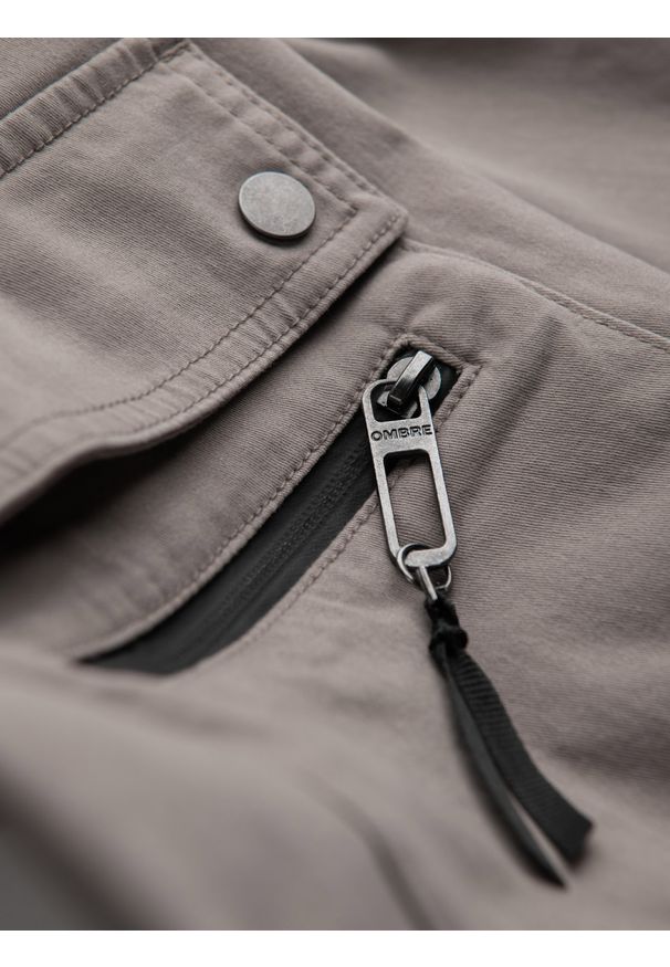 Ombre Clothing - Męskie spodnie JOGGERY z zapinanymi kieszeniami cargo - ciemnobeżowe V2 OM-PAJO-0125 - XXL. Okazja: na co dzień. Kolor: beżowy. Materiał: bawełna, elastan. Wzór: aplikacja. Styl: casual