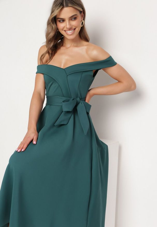 Born2be - Zielona Elegancka Sukienka o Fasonie Hiszpanki z Materiałowym Paskiem Xaelia. Typ kołnierza: dekolt hiszpanka. Kolor: zielony. Materiał: materiał. Styl: elegancki