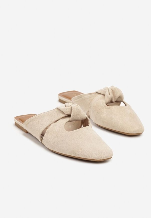 Renee - Beżowe Klapki Vices Typu Mule z Ozdobnym Supłem Elitina. Okazja: na spacer. Kolor: beżowy. Wzór: kwiaty, aplikacja. Sezon: lato. Obcas: na płaskiej podeszwie. Styl: klasyczny, elegancki