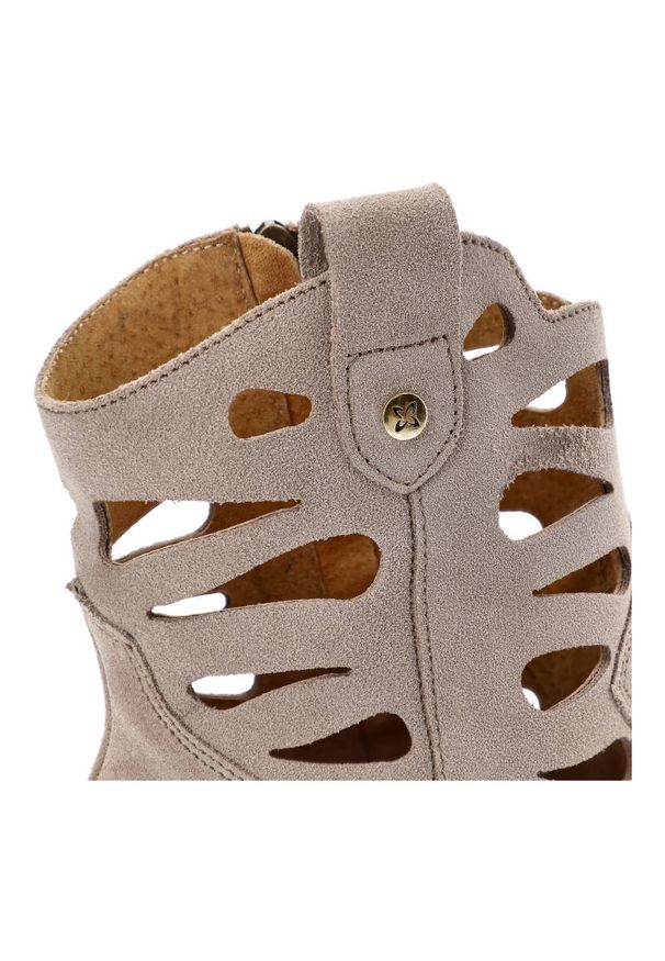 Beżowe Botki Maciejka Stylowe Kowbojki Damskie. Kolor: beżowy. Materiał: zamsz. Obcas: na obcasie. Styl: elegancki. Wysokość obcasa: średni