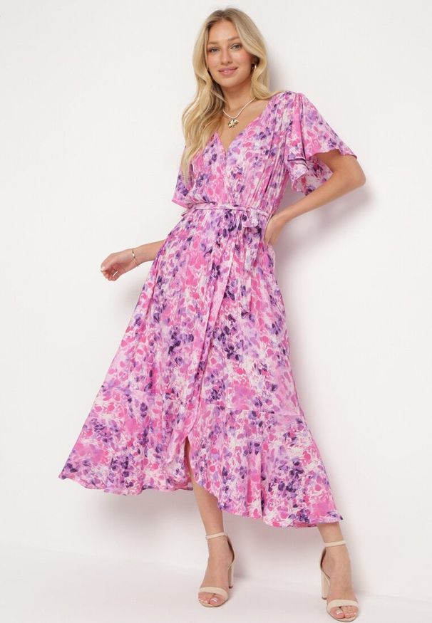 Born2be - Różowa Sukienka Efiva. Typ kołnierza: dekolt w kształcie V. Kolor: różowy. Długość rękawa: krótki rękaw. Styl: elegancki