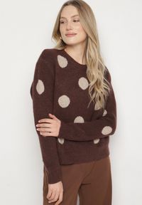 Born2be - Brązowy Prosty Sweter z Wełną w Duże Kropki Fenenna. Kolor: brązowy. Materiał: wełna. Długość rękawa: długi rękaw. Długość: długie. Wzór: kropki. Styl: klasyczny #4