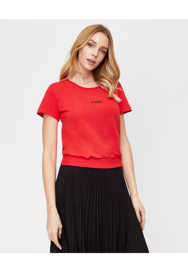 LA MANIA - Krótki czerwony t-shirt Zion. Okazja: na co dzień. Kolor: czerwony. Materiał: bawełna. Długość: krótkie. Styl: klasyczny, casual, sportowy
