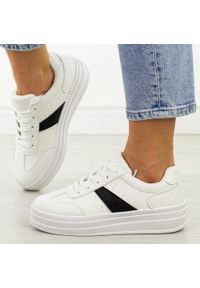 Białe sneakersy damskie Jezzi News 9088. Okazja: na co dzień, na spacer. Zapięcie: sznurówki. Kolor: biały. Materiał: skóra. Szerokość cholewki: normalna. Sezon: wiosna, jesień, lato. Obcas: na platformie. Sport: turystyka piesza