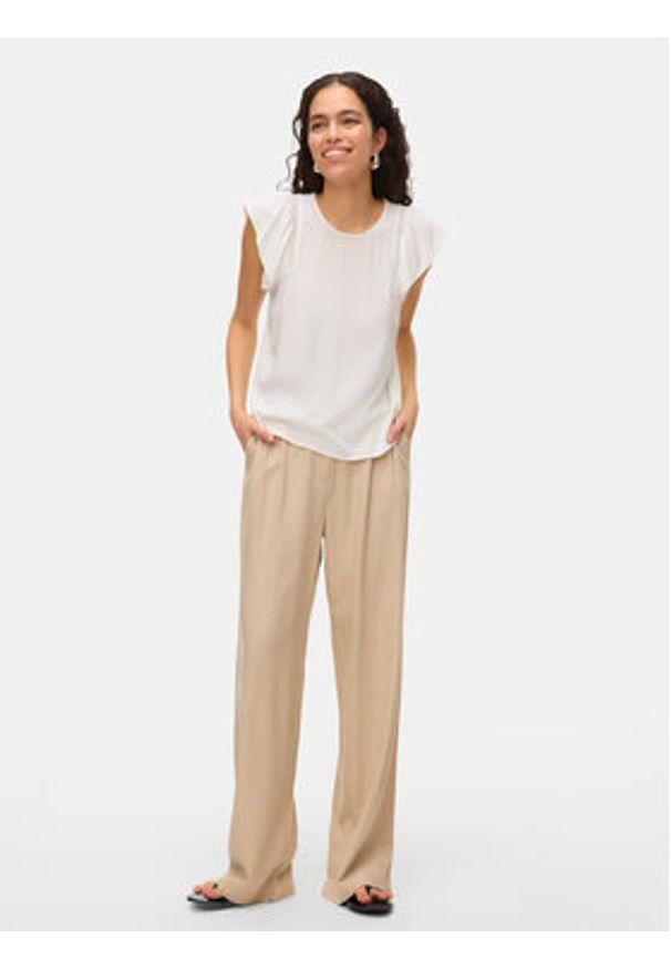 Vero Moda Bluzka Bella 10325248 Biały Standard Fit. Kolor: biały. Materiał: wiskoza
