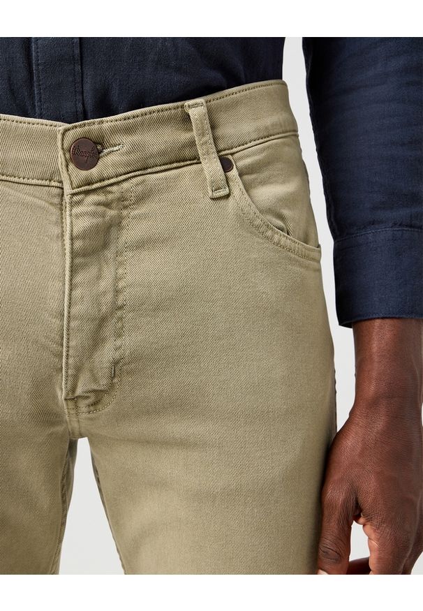 Wrangler - MESKIE SPODNIE WRANGLER GREENSBORO DARK TEA 112362437