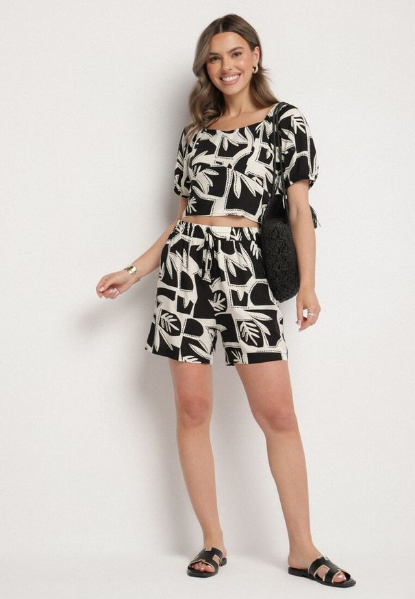 Born2be - Czarny Komplet z Wiskozy z Motywem Roślinnym Szorty i Bluzka Felestia. Kolor: czarny. Materiał: wiskoza