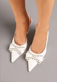 Renee - Białe Sandały Vices na Kaczuszce Slingback z Kokardą i Nitami Fennadia. Okazja: na co dzień, na spacer. Zapięcie: sprzączka. Kolor: biały. Materiał: jeans. Obcas: na szpilce. Styl: klasyczny, elegancki, casual. Wysokość obcasa: średni #6