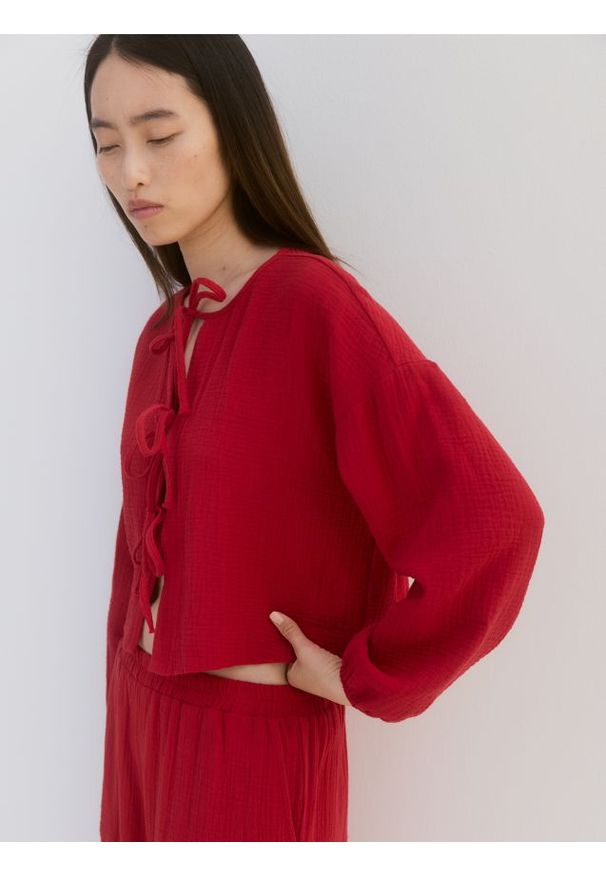 Reserved - Muślinowa bluzka z wiązaniami - czerwony. Kolor: czerwony. Materiał: bawełna. Długość: krótkie