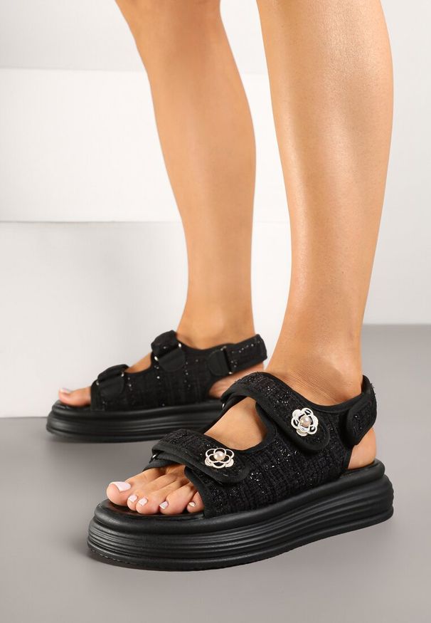 Renee - Czarne Sandały na Tłoczonej Platformie z Tweedową Cholewką Meravira. Okazja: na co dzień. Zapięcie: rzepy. Kolor: czarny. Materiał: jeans. Sezon: lato. Obcas: na platformie. Styl: casual