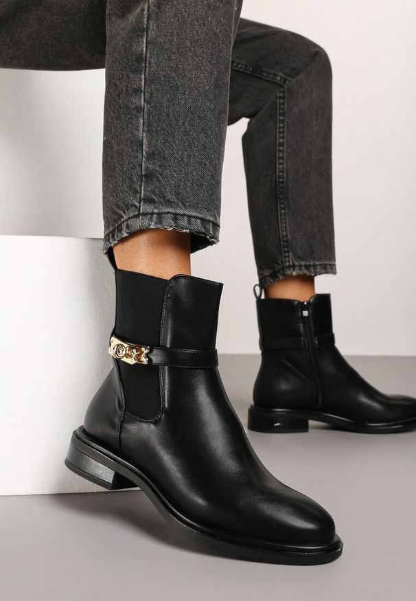 Born2be - Czarne Botki Typu Sztyblety z Ozdobnym Paskiem z Metalową Aplikacją Riaessa. Okazja: na co dzień. Zapięcie: pasek. Kolor: czarny. Materiał: jeans. Wzór: aplikacja. Obcas: na obcasie. Styl: elegancki, casual. Wysokość obcasa: średni