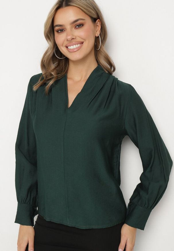 Born2be - Ciemnozielona Bluzka z Bufiastym Rękawem i Dekoltem V Lesna. Okazja: na co dzień, do pracy, na spotkanie biznesowe. Kolor: zielony. Materiał: wiskoza. Styl: wizytowy, klasyczny, casual, biznesowy, elegancki