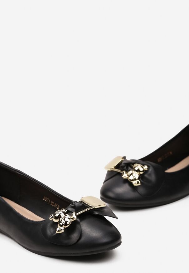 Renee - Czarne Balerinki z Metalową Ozdobą na Froncie Alverua. Kolor: czarny. Wzór: aplikacja