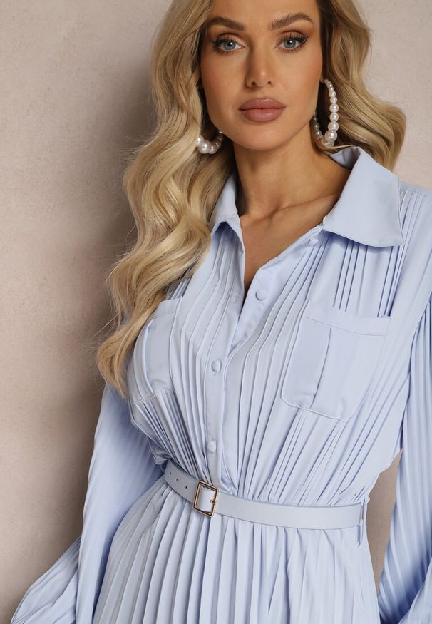 Renee - Niebieska Rozkloszowana Sukienka Midi z Guzikami i Paskiem Ozdobiona Plisowaniem Lathori. Kolor: niebieski. Wzór: aplikacja. Długość: midi