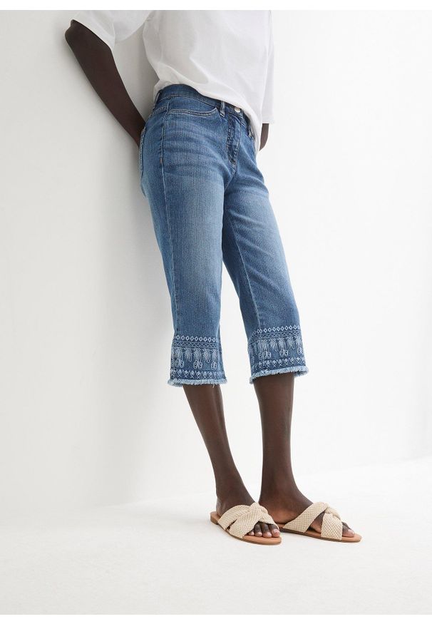bonprix - Dżinsy rybaczki z haftem. Kolor: niebieski. Wzór: haft