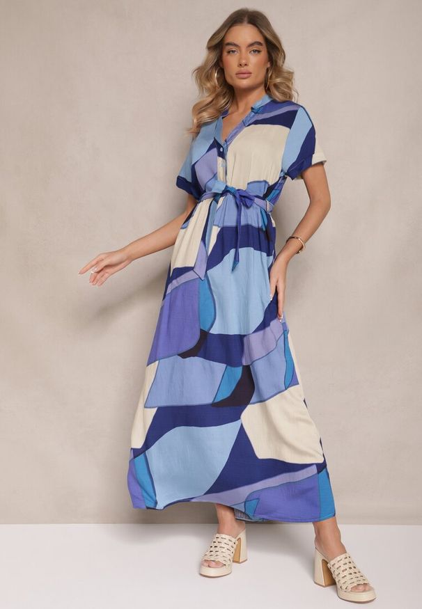 Renee - Niebieska Wiskozowa Sukienka Koszulowa z Paskiem w Geometryczny Print Falintia. Okazja: na co dzień. Typ kołnierza: dekolt w kształcie V. Kolor: niebieski. Materiał: wiskoza. Długość rękawa: krótki rękaw. Wzór: geometria, nadruk. Typ sukienki: koszulowe. Styl: casual, klasyczny
