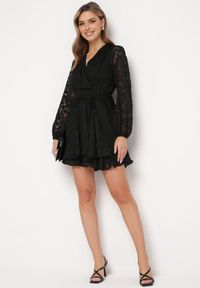 Born2be - Czarna Rozkloszowana Sukienka Mini z Plumeti o Kopertowym Kroju Tayeta. Kolor: czarny. Typ sukienki: kopertowe. Styl: elegancki, klasyczny. Długość: mini #6