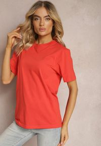 Renee - Czerwony T-shirt z Bawełny o Krótkim Luźnym Fasonie Ilakara. Okazja: na co dzień. Kolor: czerwony. Materiał: bawełna. Długość: krótkie. Styl: casual