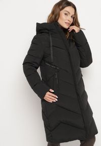 Born2be - Czarna Długa Kurtka Pikowana z Kapturem i Ozdobnymi Suwakami Hediella. Okazja: na co dzień. Typ kołnierza: kaptur. Kolor: czarny. Materiał: jeans, dzianina. Długość: długie. Styl: elegancki, casual, klasyczny #1
