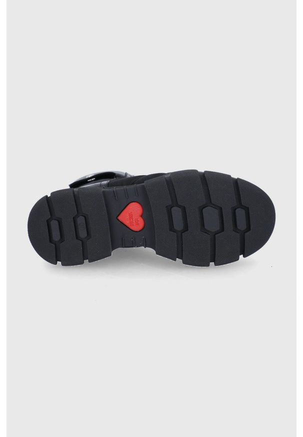 Love Moschino Workery damskie kolor czarny na płaskim obcasie. Nosek buta: okrągły. Zapięcie: sznurówki. Kolor: czarny. Materiał: guma. Obcas: na obcasie. Wysokość obcasa: niski