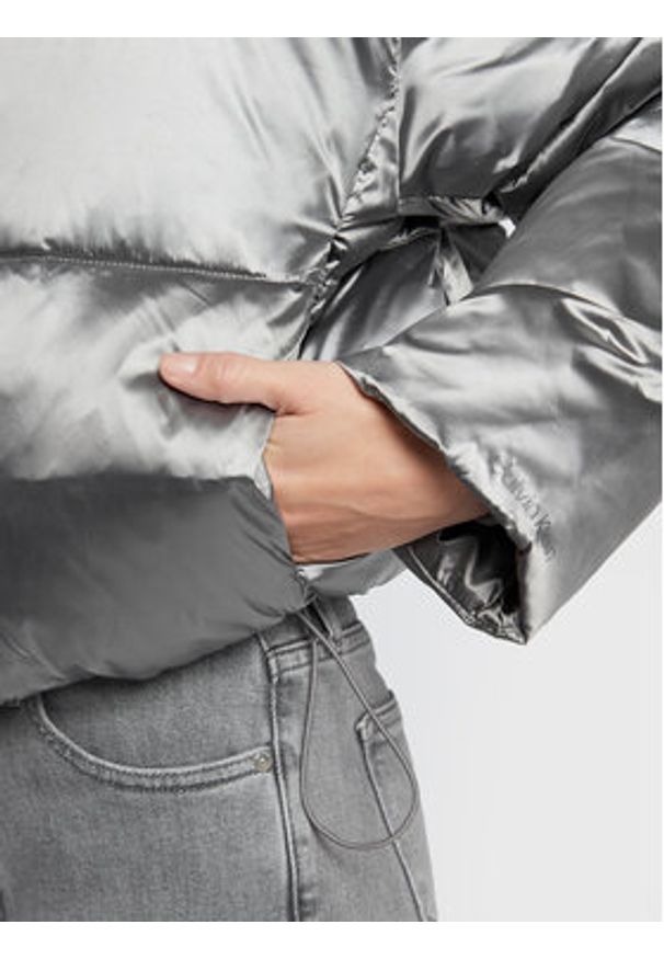 Calvin Klein Kurtka zimowa High Shine Metallic K20K204688 Srebrny Regular Fit. Kolor: srebrny. Materiał: syntetyk. Sezon: zima