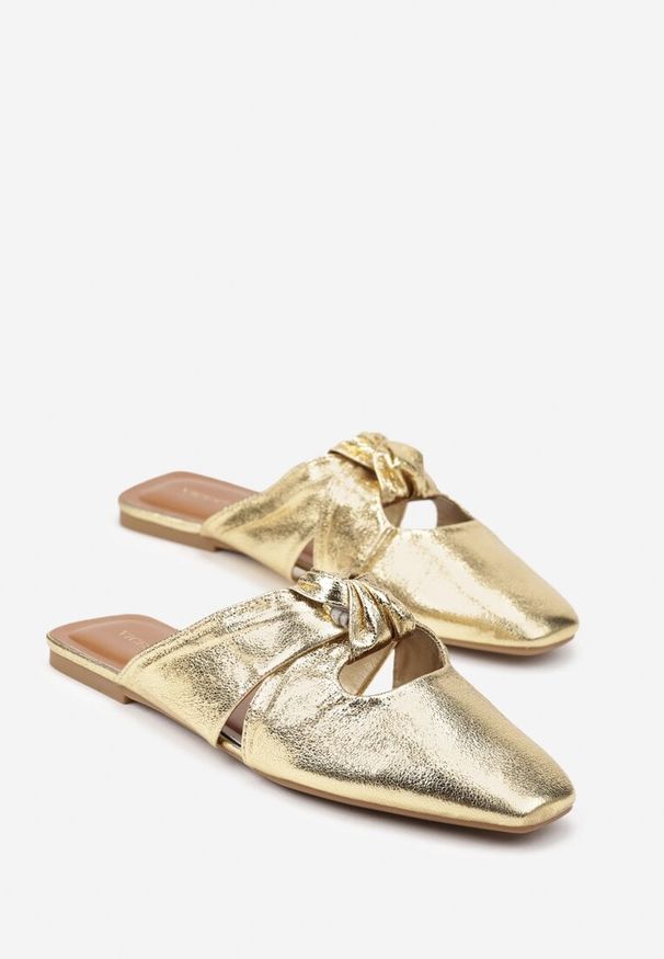 Born2be - Złote Klapki Mule Vices Zdobione Supłem Lavisse. Kolor: złoty. Materiał: jeans, len. Wzór: aplikacja. Obcas: na płaskiej podeszwie. Styl: klasyczny
