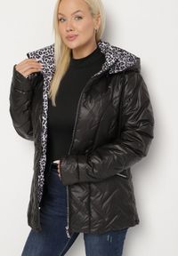 Born2be - Czarna Pikowana Kurtka z Kapturem i Podszewką w Panterkę Felandre. Okazja: na co dzień, na spacer. Typ kołnierza: kaptur. Kolekcja: plus size. Kolor: czarny. Materiał: jeans. Wzór: motyw zwierzęcy. Styl: klasyczny, casual #5