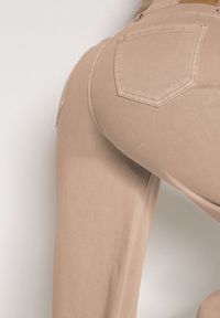 Born2be - Beżowe Szerokie Jeansy z Wysokim Stanem i Postrzępionymi Nogawkami Fyrelreia. Okazja: na co dzień. Stan: podwyższony. Kolor: beżowy. Styl: klasyczny, casual #8