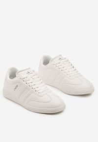 Born2be - Białe Płaskie Klasyczne Buty Sportowe Sneakersy ze Sznurowaniem z Ozdobnym Noskiem i Paskami Timaela. Okazja: na co dzień. Zapięcie: pasek. Kolor: biały. Materiał: jeans, bawełna #2