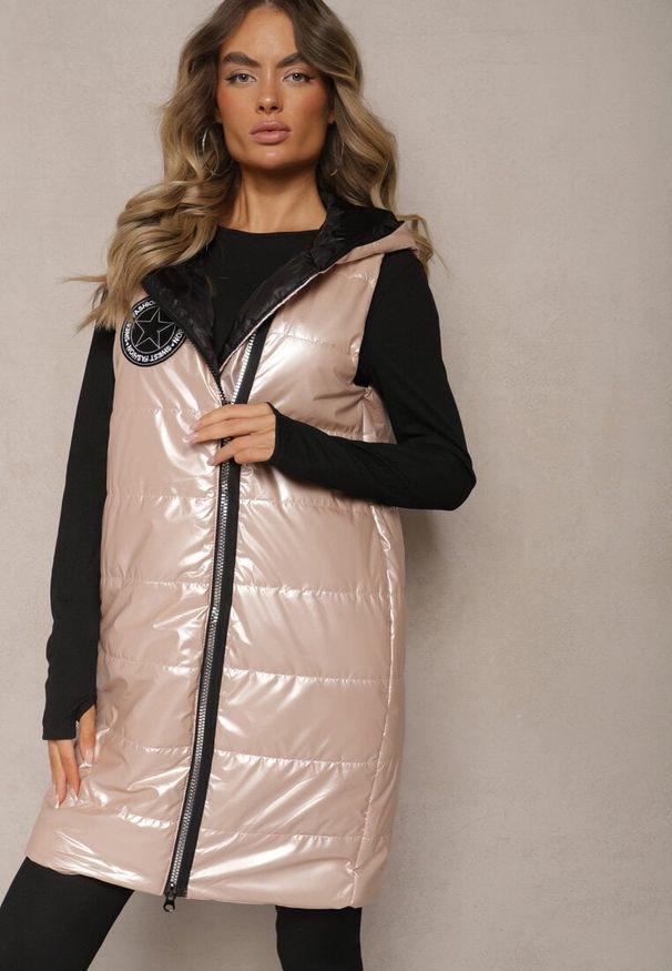 Renee - Jasnobeżowa Długa Kamizelka Pikowana z Naszywką i Kapturem Mevianis. Okazja: na co dzień. Kolor: beżowy. Materiał: jeans, bawełna. Długość: długie. Wzór: aplikacja. Styl: sportowy, casual