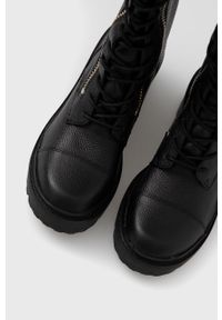 DKNY - Dkny Kozaki K3151485.BGD damskie kolor czarny na platformie. Nosek buta: okrągły. Zapięcie: sznurówki. Kolor: czarny. Materiał: guma. Szerokość cholewki: normalna. Obcas: na platformie #5
