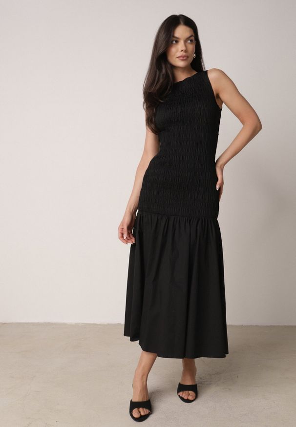 Born2be - Czarna Marszczona Sukienka Bez Rękawów z Obniżoną Linią Talii Natirea. Okazja: na co dzień. Kolor: czarny. Długość rękawa: bez rękawów. Typ sukienki: proste. Styl: elegancki, casual