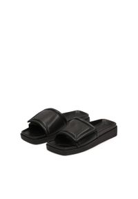 Kazar - Klapki na płaskiej podeszwie z szerokim paskiem. Kolor: czarny. Materiał: skóra. Obcas: na płaskiej podeszwie #5