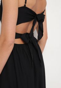 Born2be - Czarna Rozkloszowana Sukienka z Wiskozą Meravela. Okazja: na co dzień. Kolor: czarny. Materiał: wiskoza. Długość rękawa: na ramiączkach. Styl: casual, elegancki #5