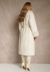 Renee - Biały Futrzany Płaszcz z Wiązanym Paskiem Ozdobnym Kołnierzem i Mankietami Viaressa. Okazja: na co dzień. Kolor: biały. Materiał: futro. Długość rękawa: długi rękaw. Długość: długie. Styl: casual, rockowy, elegancki #3